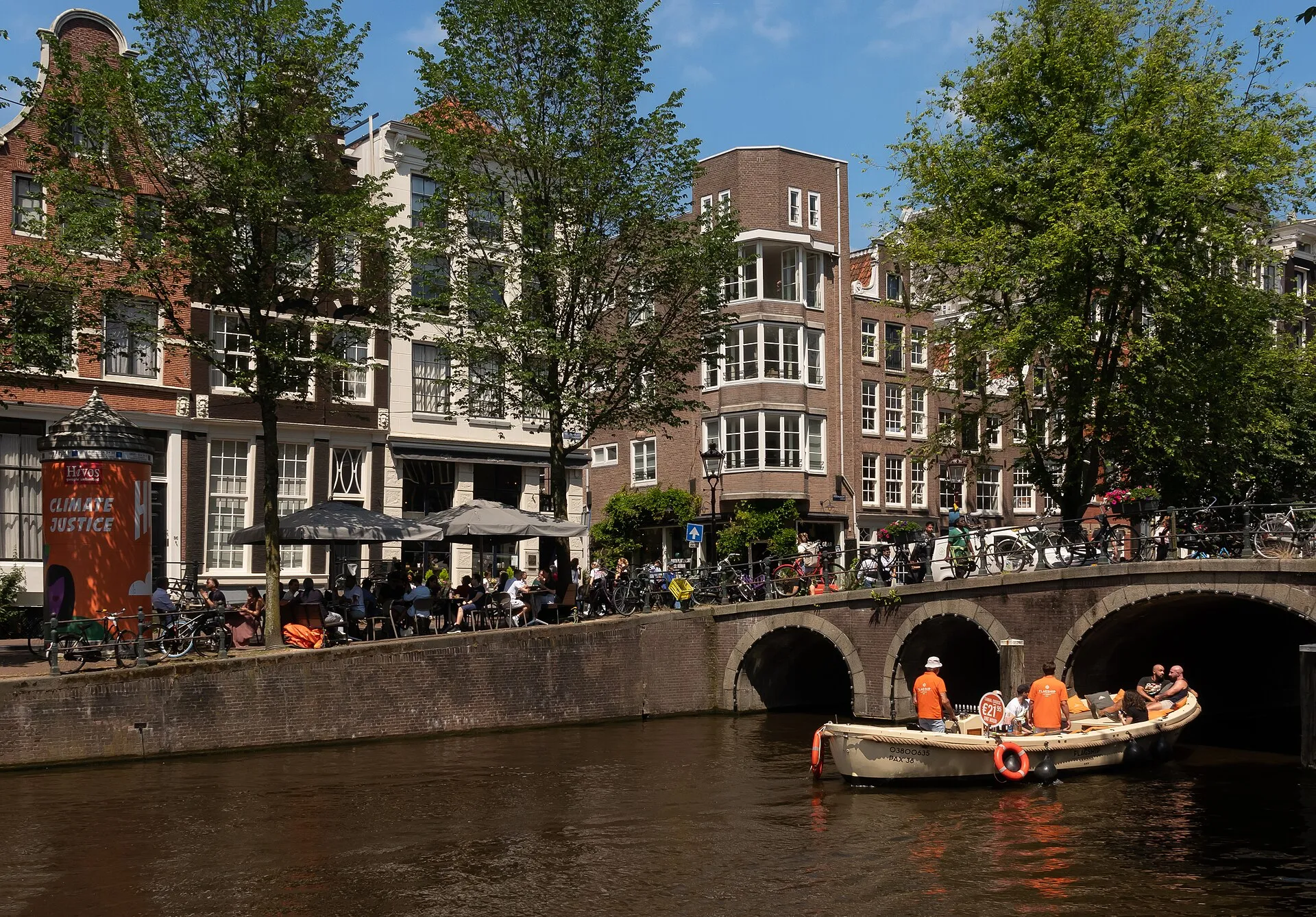 Grachtenpanden en een brug aan de Herengracht in Amsterdam