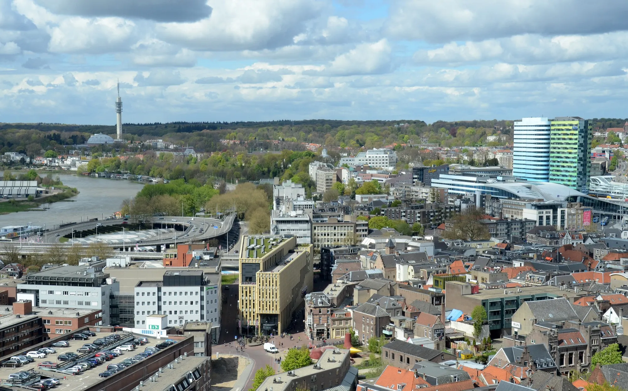 Arnhem en de Rijn van bovenaf