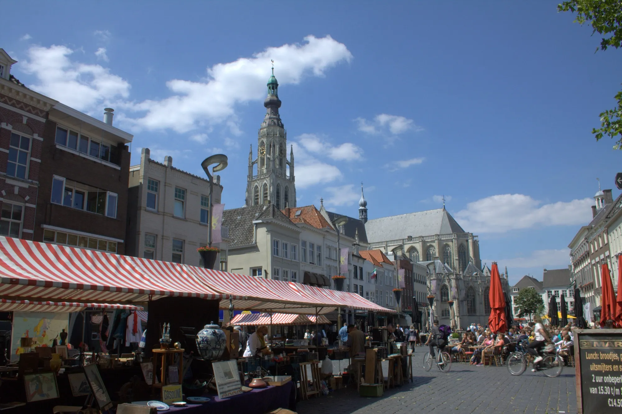 De Grote Markt in Breda met de Grote Kerk