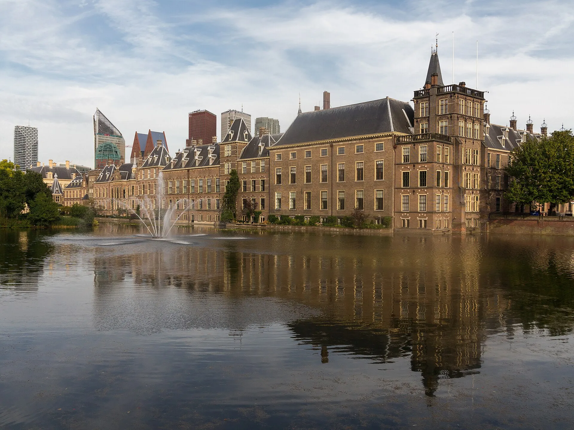 Het Binnenhof met de Hofvijver in Den Haag