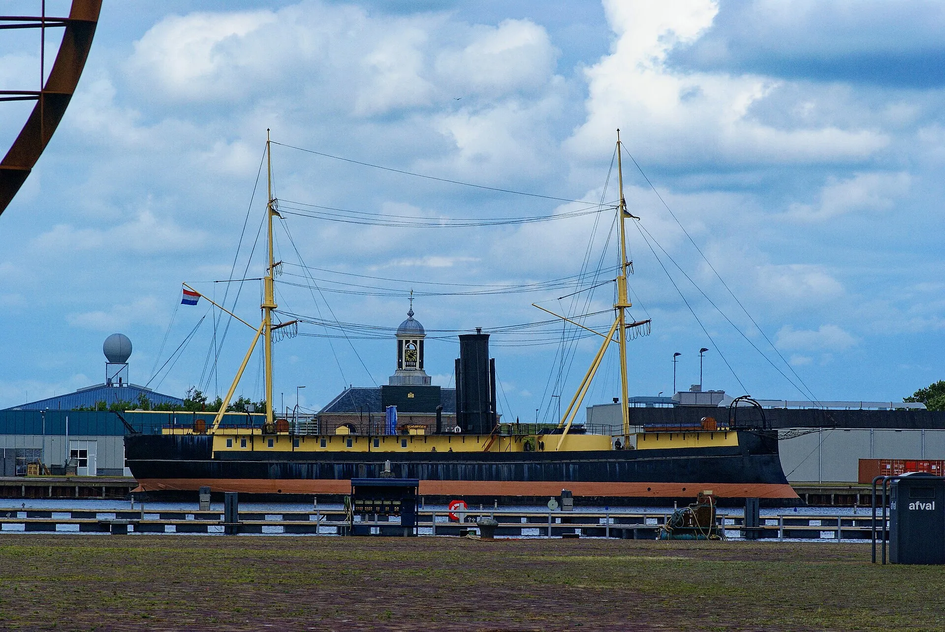 Het oude schip Schorpioen bij Willemsoord in Den Helder