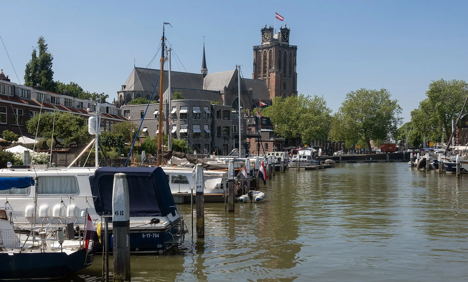 De Grote Kerk gezien vanaf de Lange IJzeren Brug in Dordrecht