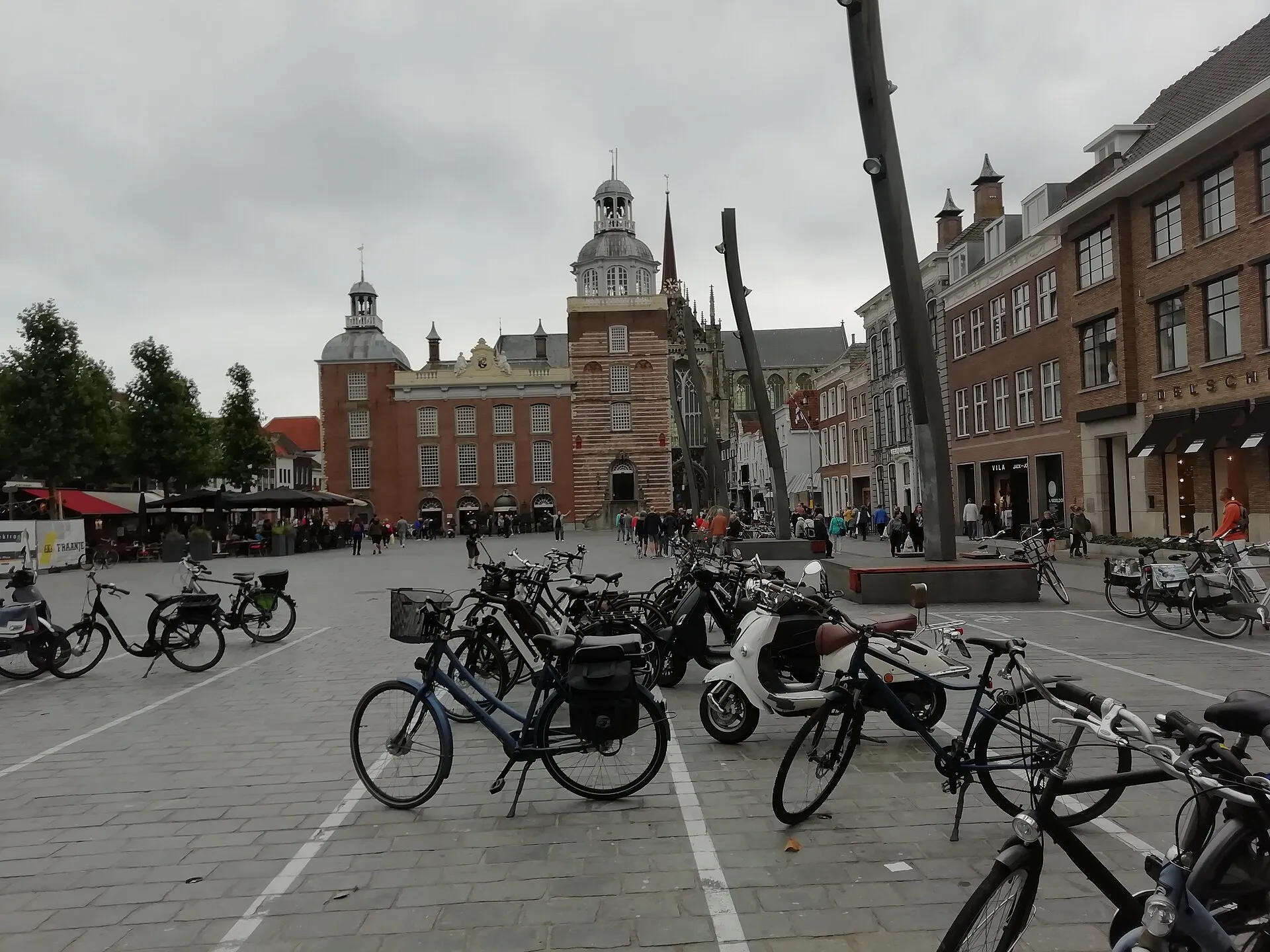 De Grote Markt in Goes met het stadhuis