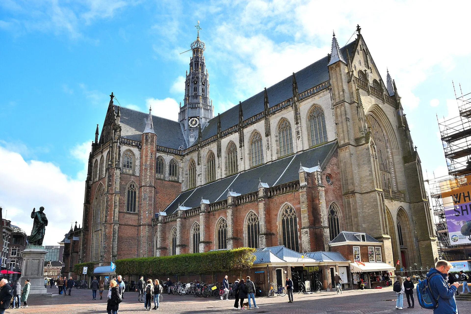 De Grote of Sint-Bavokerk aan de Grote Markt in Haarlem