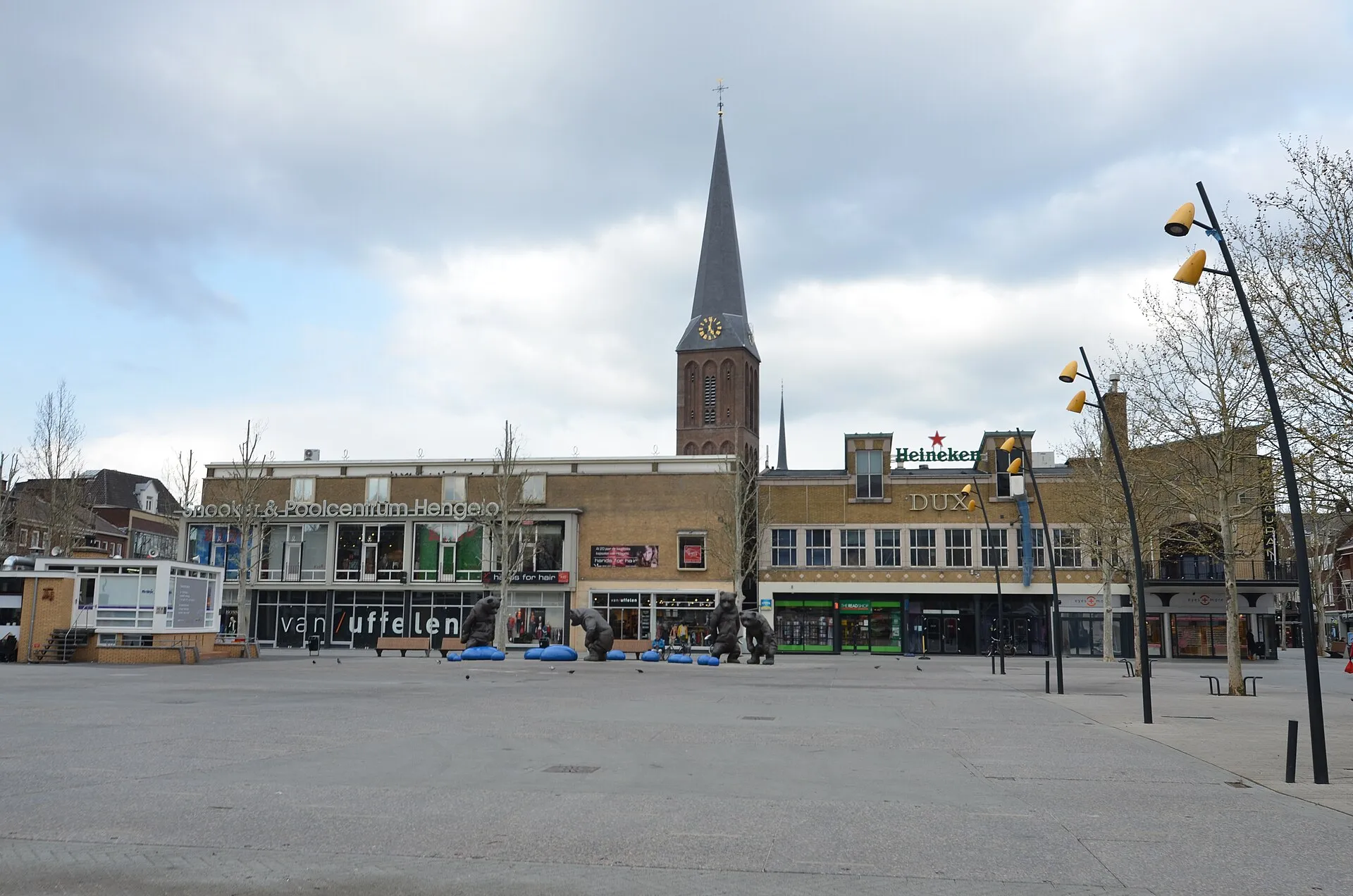 De Markt in Hengelo met de Lambertuskerk
