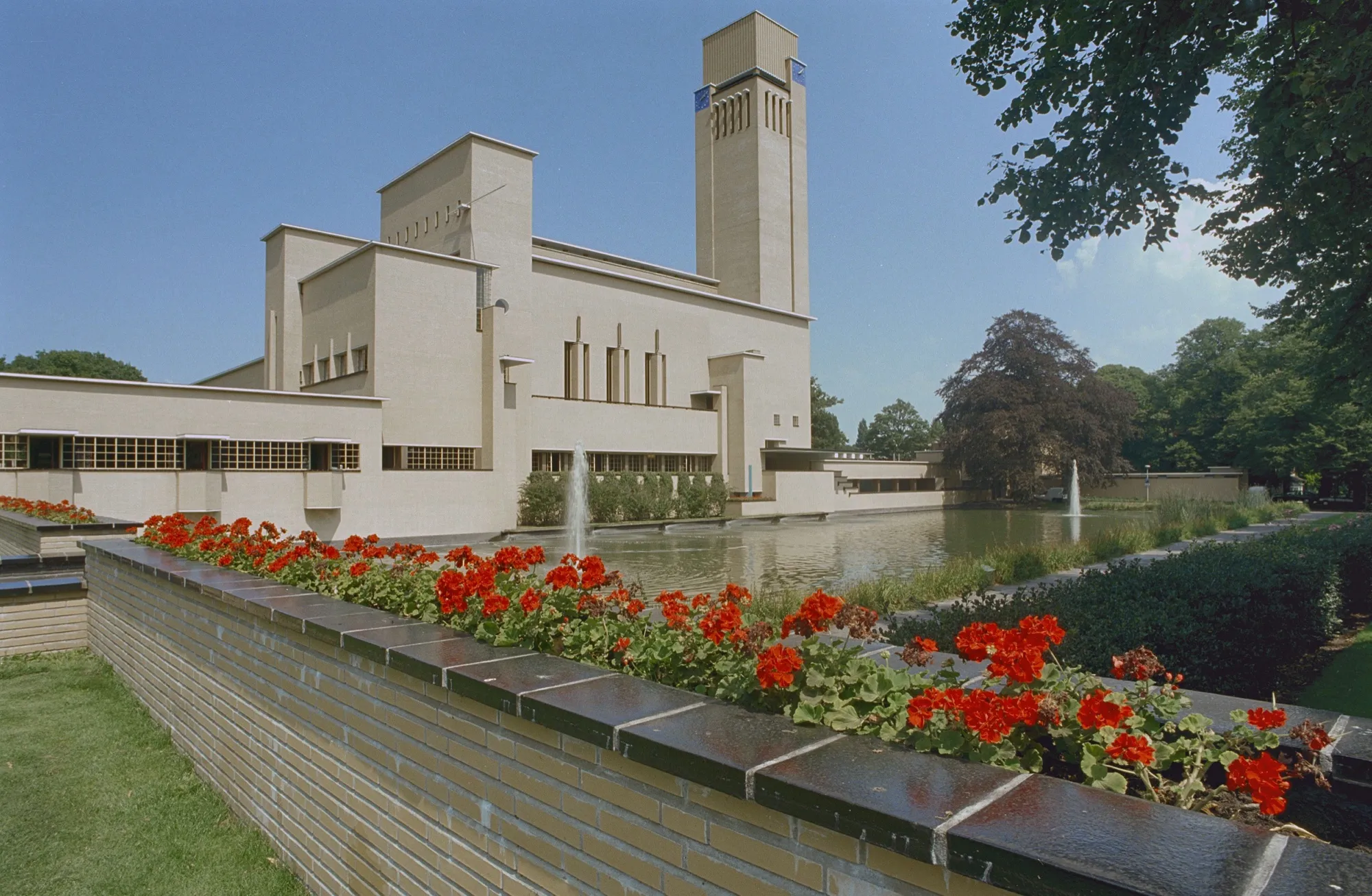 Het raadhuis van Dudok in Hilversum met toren en vijver