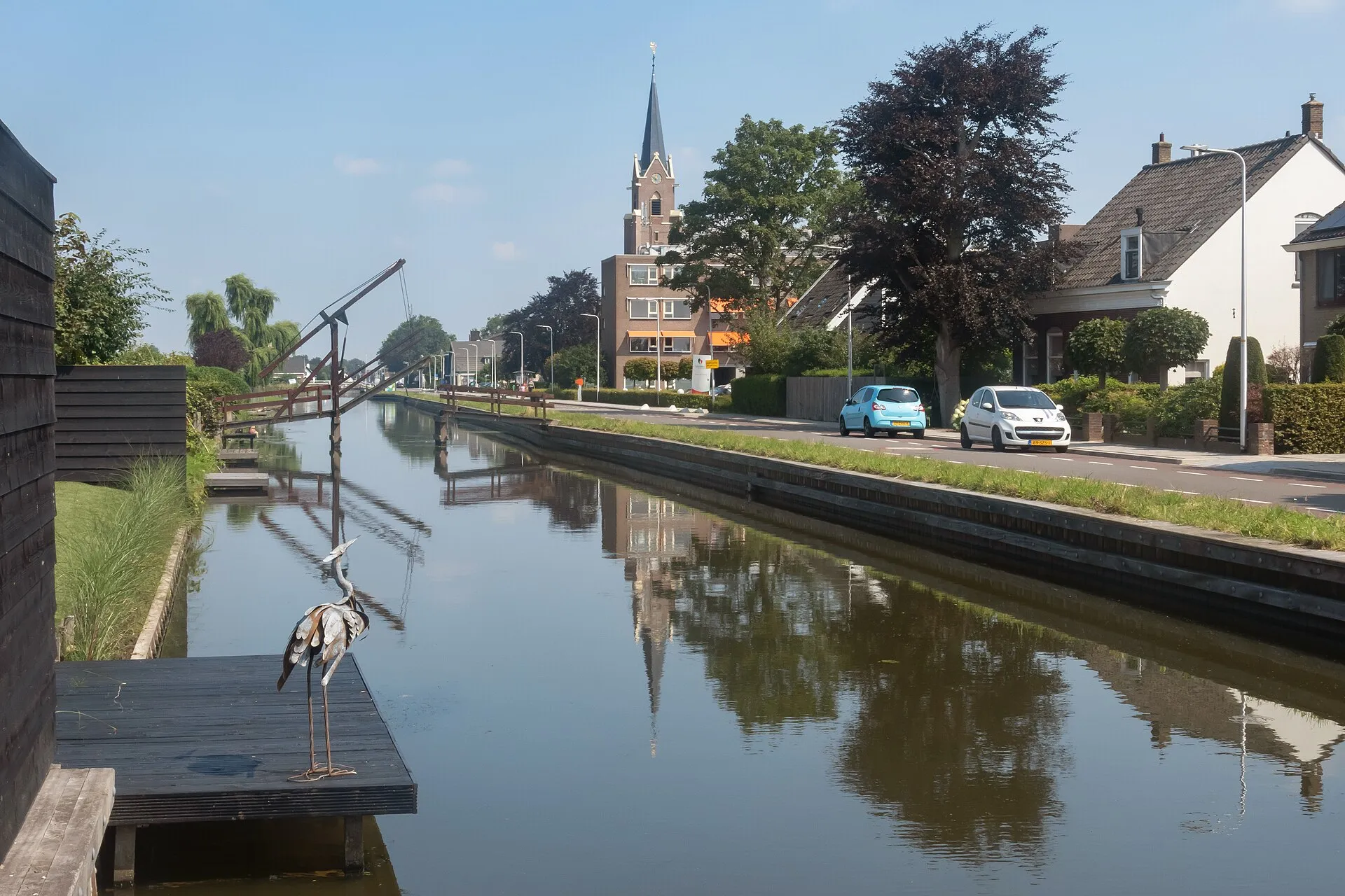 Een vliet in Berkel en Rodenrijs met de Sint-Petruskerk