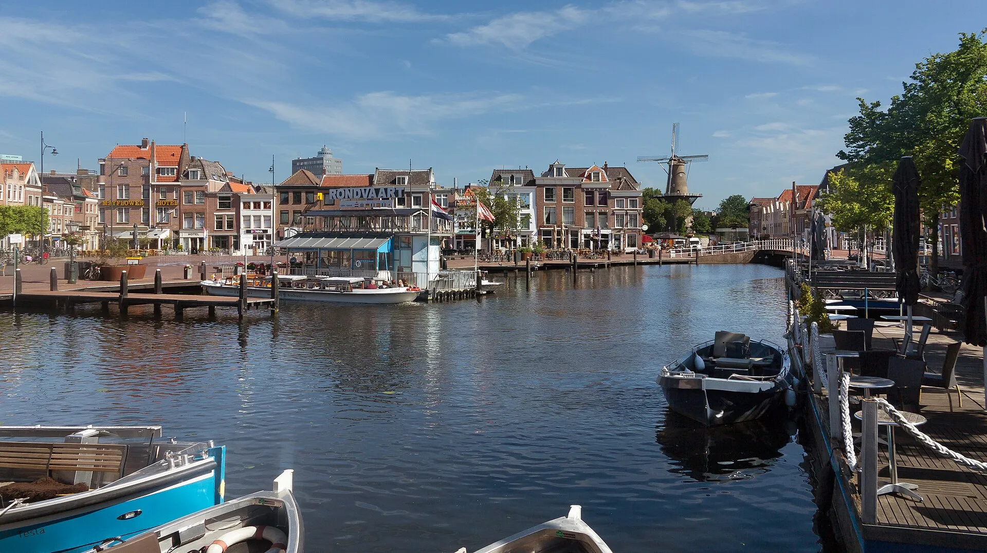 De Beestenmarkt en molen De Valk in Leiden