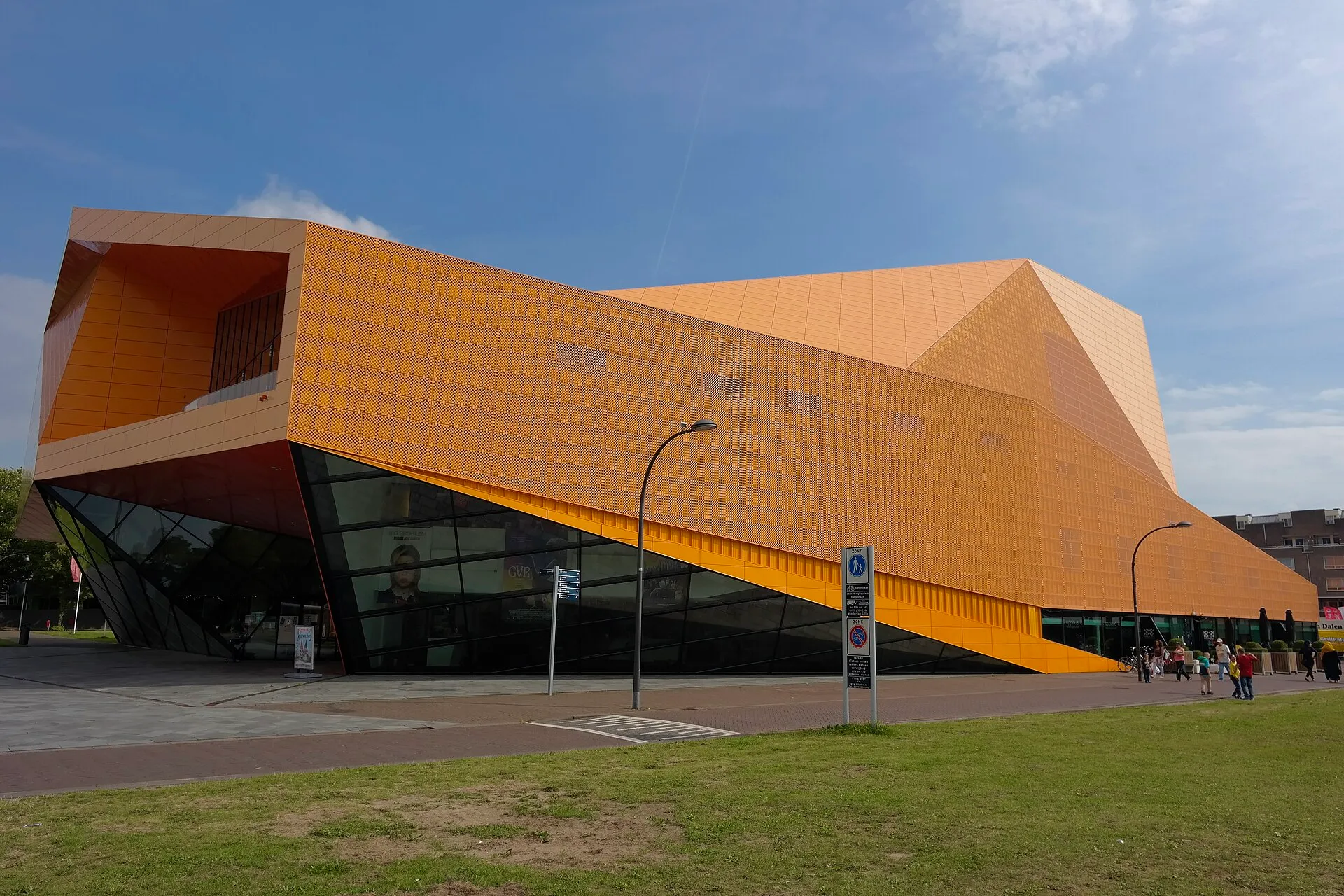 Het oranje Agora Theater in Lelystad