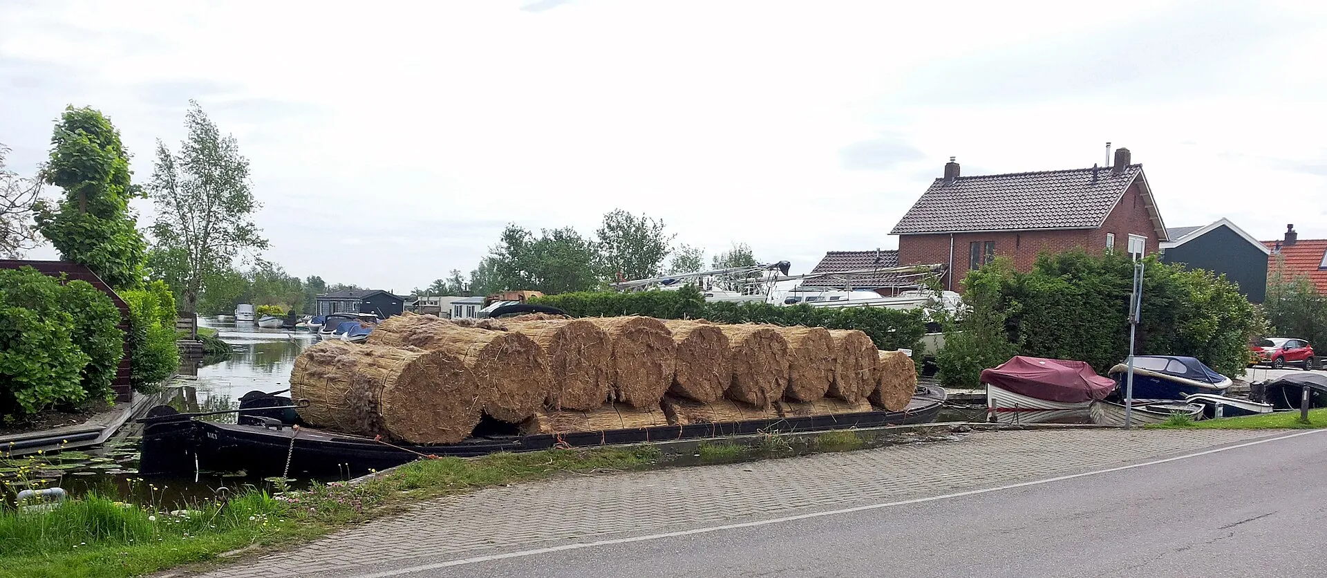 Het Zuideinde in Nieuwkoop met een praam vol strorollen