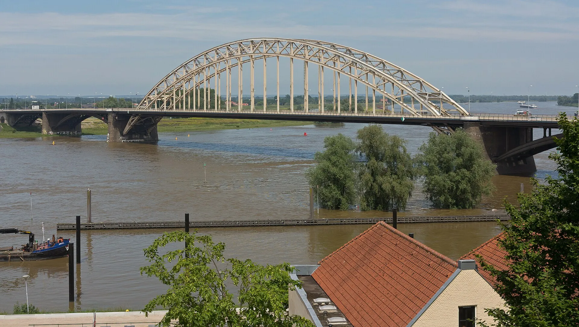 De Waalbrug gezien vanaf het Valkhof in Nijmegen