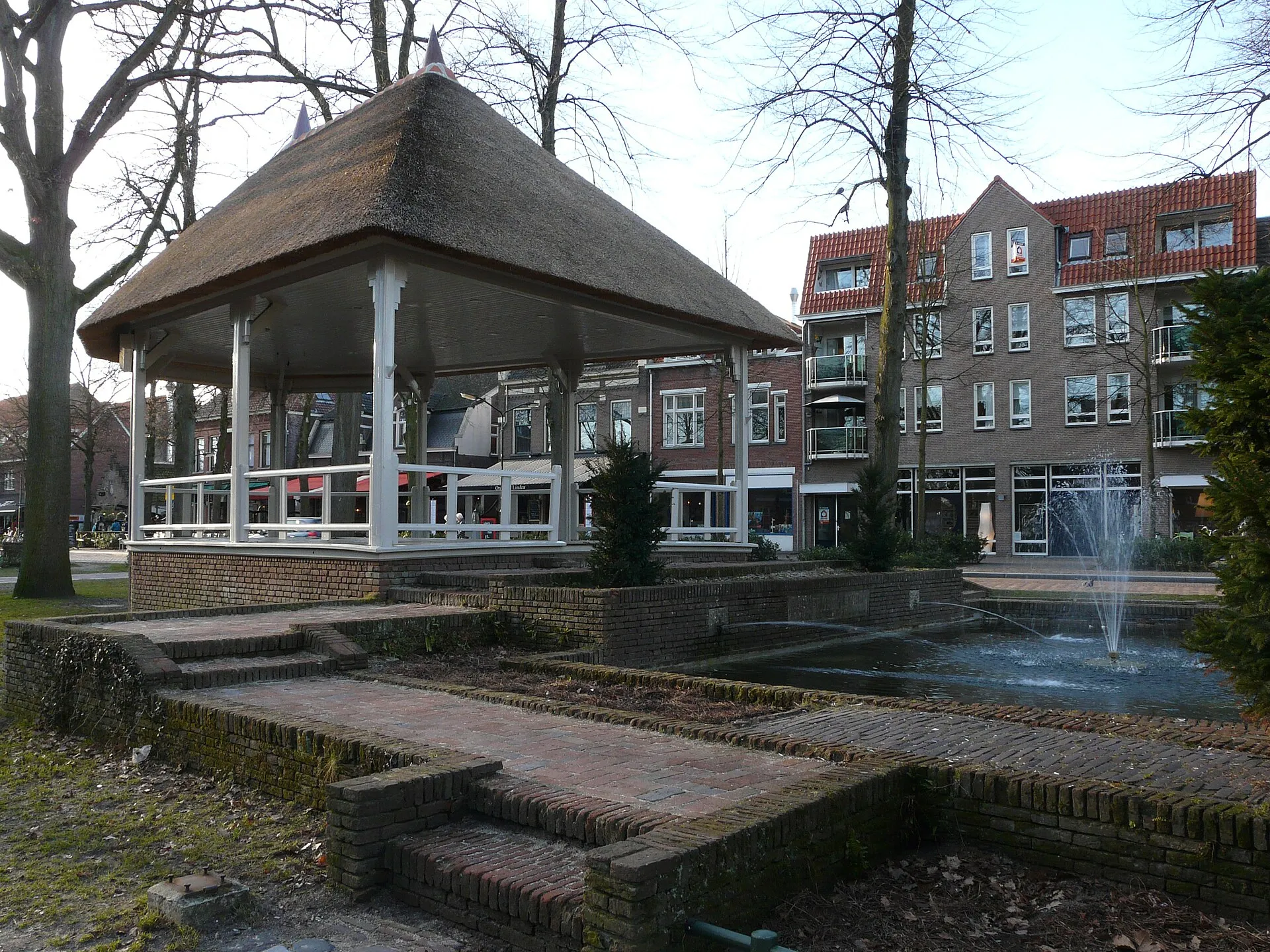 De muziekkoepel en de vijver in het centrum van Oisterwijk