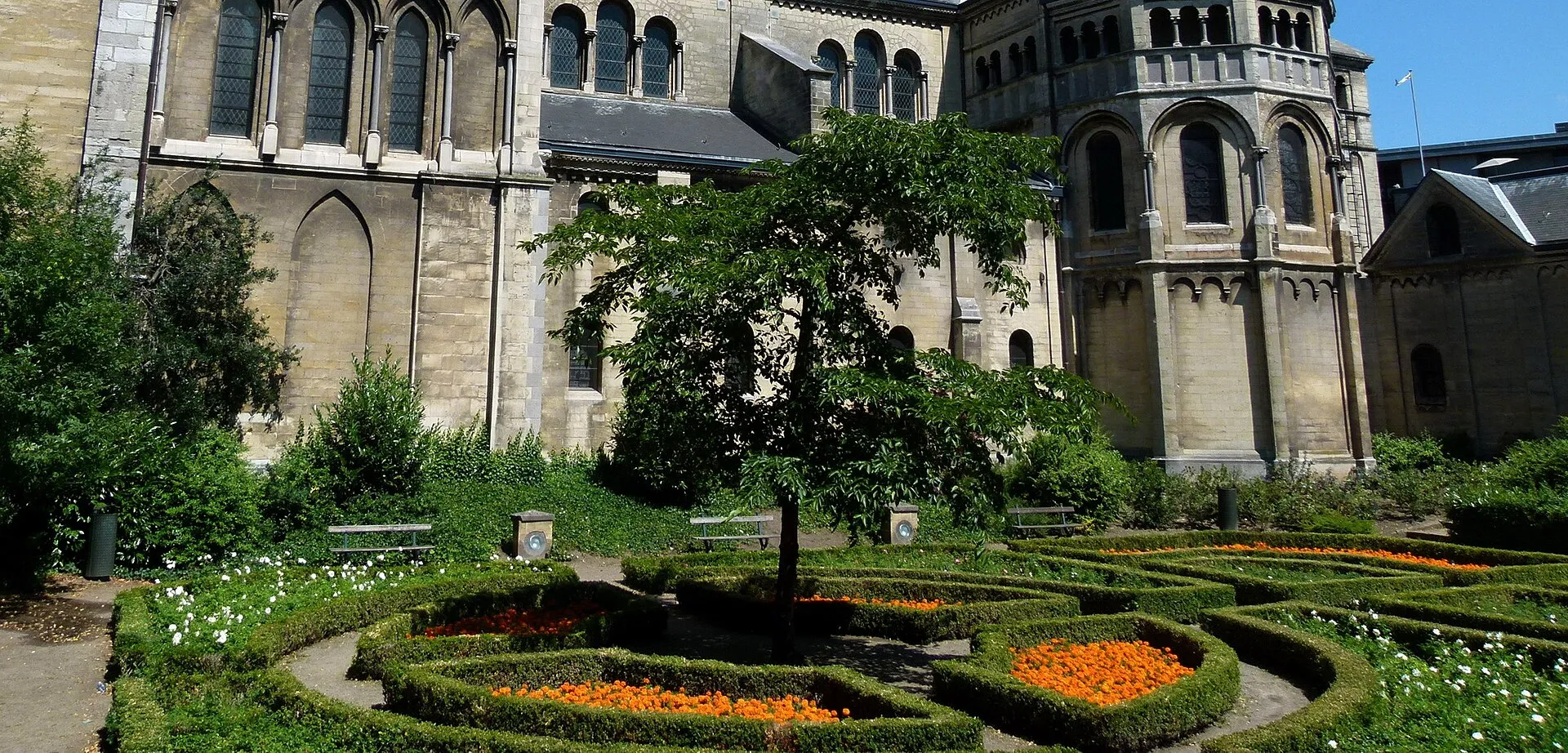De Munsterkerk met de tuin op het Munsterplein in Roermond