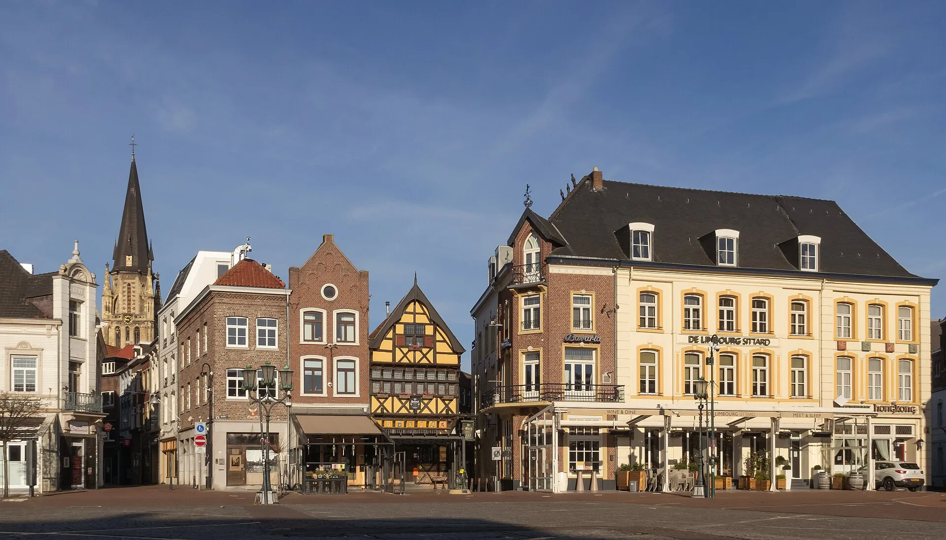 De Markt in Sittard met de Sint-Petruskerk
