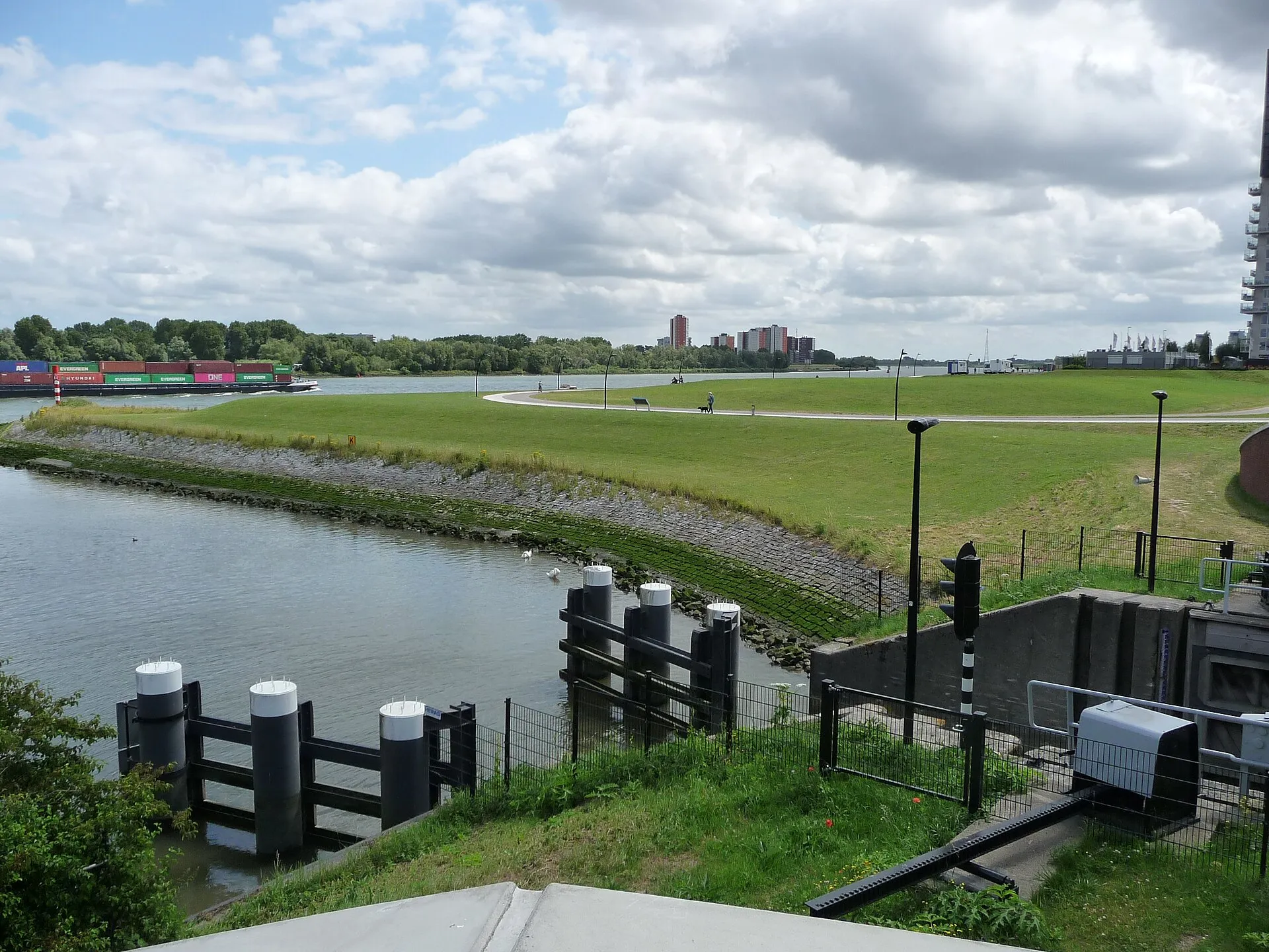 De haven van Spijkenisse aan de Oude Maas