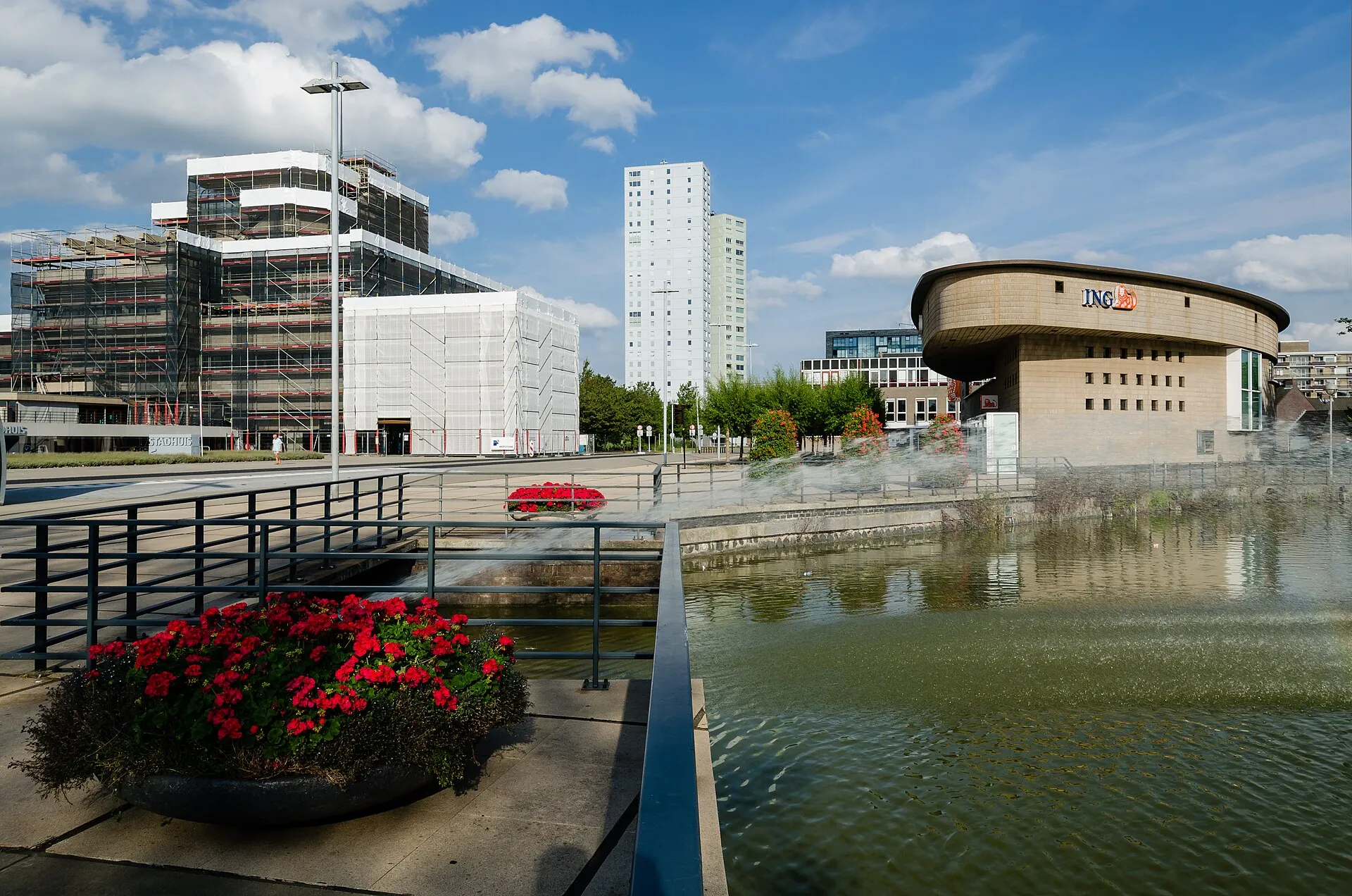 Het centrale plein met de schouwburg in Terneuzen