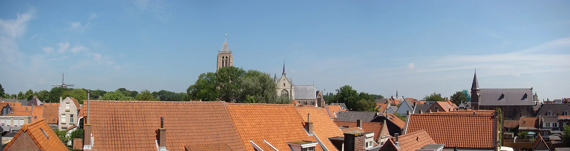 Daken en de kerktoren van Tholen
