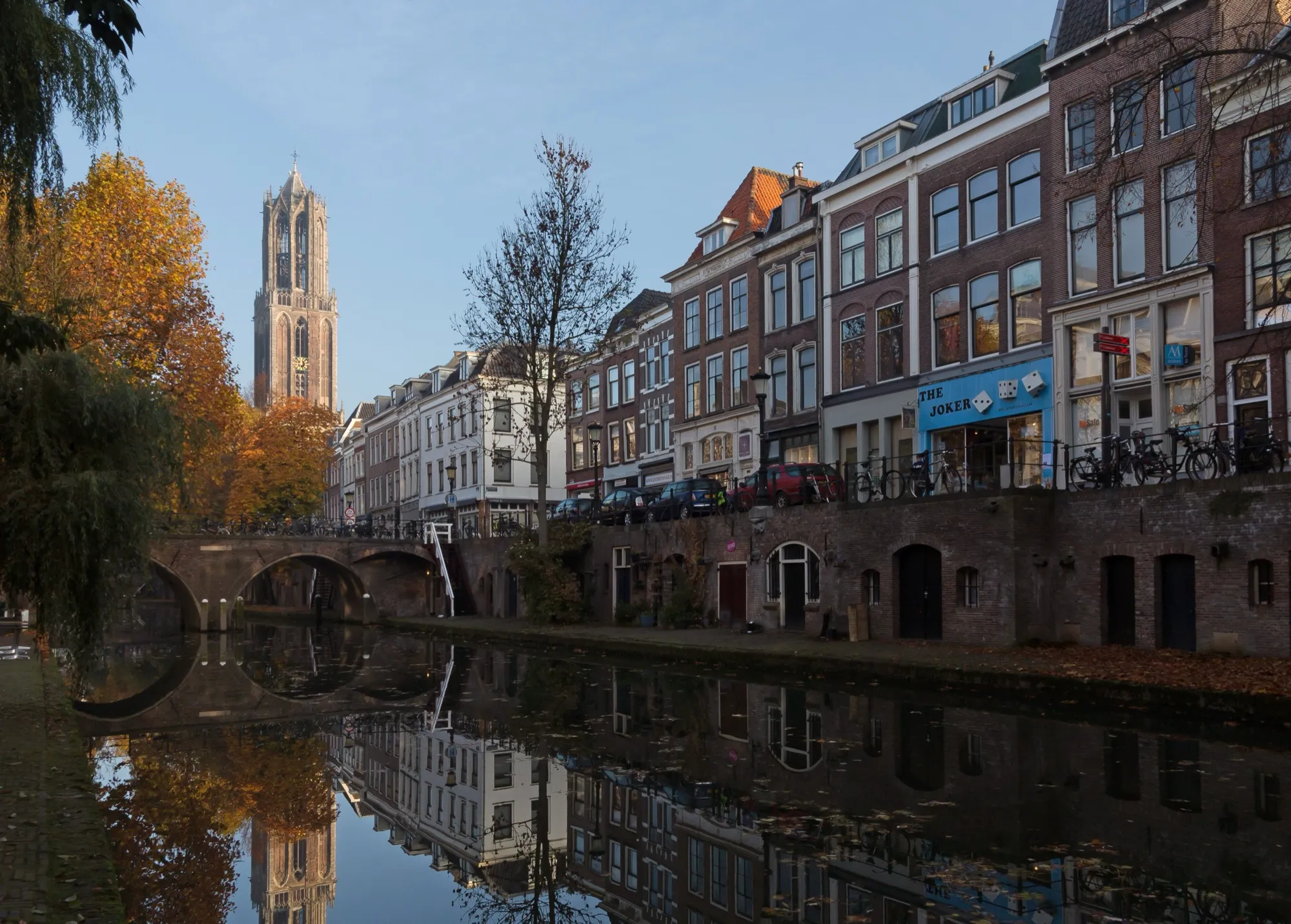 De Domtoren gezien vanaf de Oudegracht in Utrecht