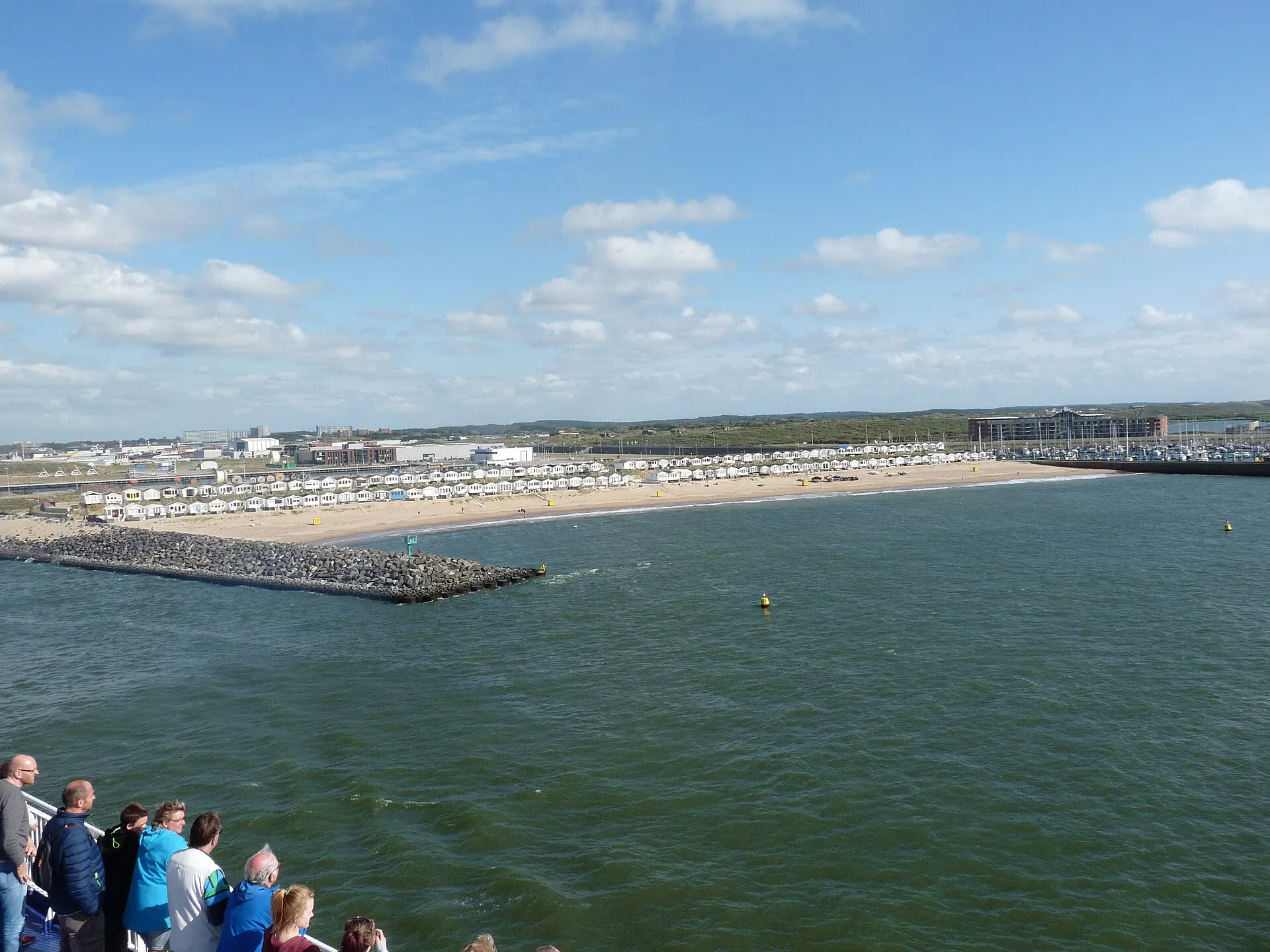 Het strand en de haven van IJmuiden
